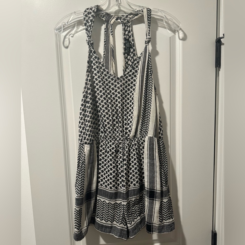 Topshop Size 6 Like New - Black and White Patterned Sleeveless Romper